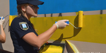 Поліцейські разом із громадськістю замалювали рекламу наркотиків у жовто-блакитний прапор